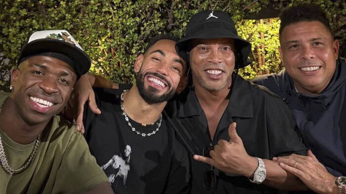 ВИДЕО. Что сказал Роналдиньо новичку Манчестер Юнайтед после трансфера?