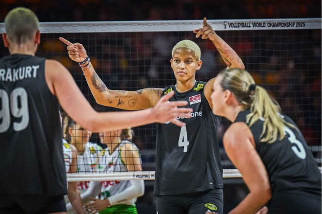 Чемпионы Европы досрочно вышли в плей-офф ЧМ после разгромной победы