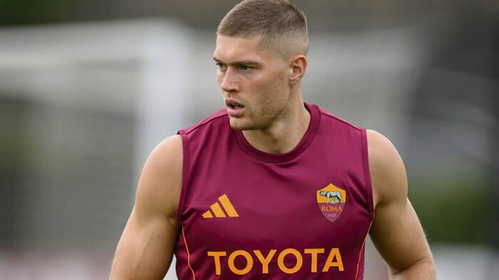 ФОТО. Звезды музыки и кино пришли посмотреть на игру Довбика