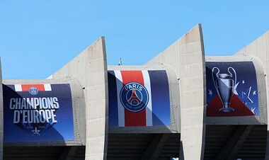 ПСЖ пытался выгнать украинского военного со стадиона из-за флага Украины