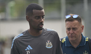 ФОТО. Фанаты Ньюкасла представили одежду с оскорблениями в адрес Исака