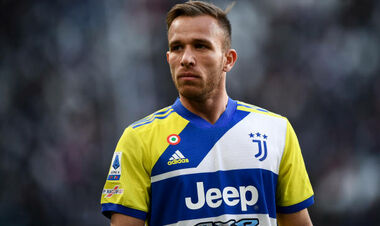 ОФИЦИАЛЬНО. Ювентус отпустил 80-миллионного полузащитника