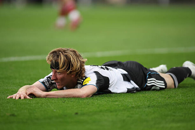 14 матчів, 0 гольових дій та 2 червоні. Форвард Ньюкасла розчаровує