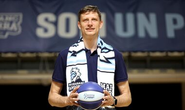 Капітана збірної України презентували у новому клубі