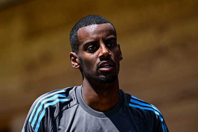 The scandal does not subside. Isak met with Newcastle owners