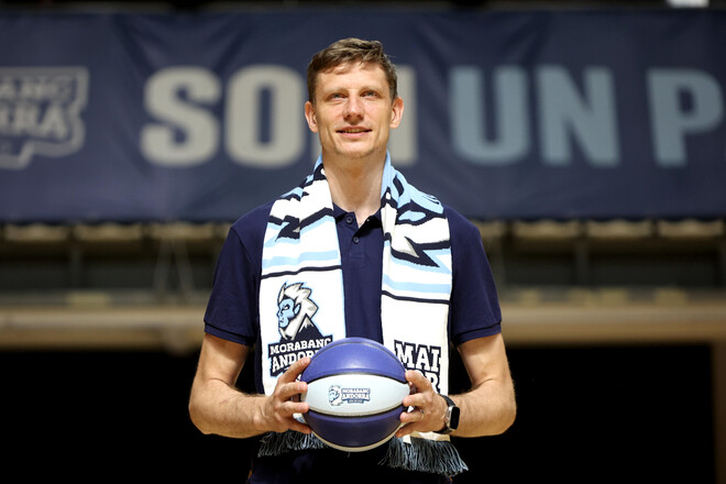 Капитана сборной Украины презентовали в новом клубе