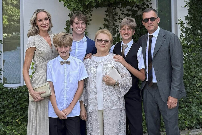 ФОТО. Рідкісний кадр Андрія Шевченка з мамою та дітьми. Фани в захваті