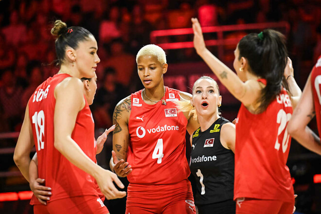 Чемпионы Европы завершили групповой этап ЧМ без единого проигранного сета