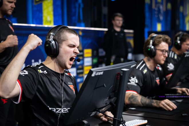 Сухой счет у FaZe и победа NAVI. Результаты группы А на BLAST Open