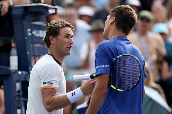 ВИДЕО. Как финалист 2022 года проиграл 107-й ракетке во 2-м раунде US Open