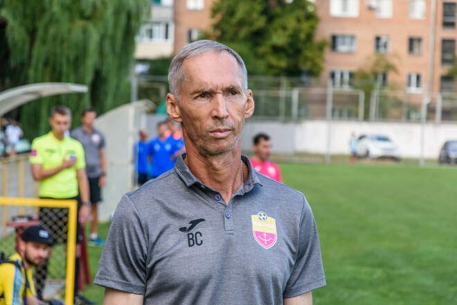 Претендент на выход в УПЛ играет без главного тренера. Известна причина