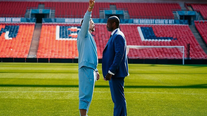 ВИДЕО. Танец Усика рассмешил его команду. Вот что вычудил Александр