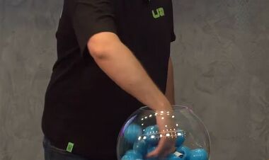 Во время жеребьевки Кубка Украины один из шариков сломался, бумажка выпала