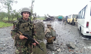 Склоним головы. Находясь в окружении, поднялся с пулеметом в полный рост