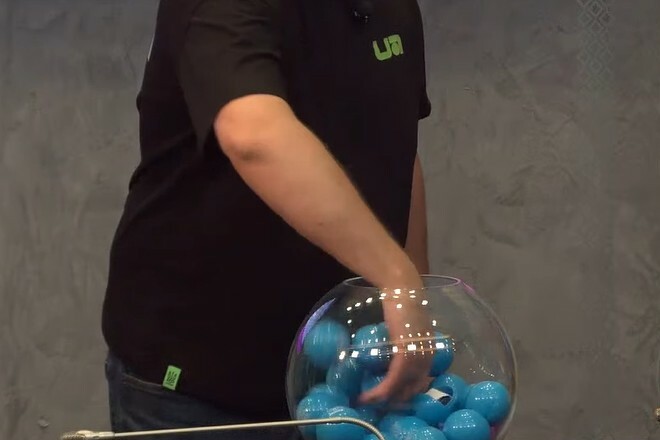 Під час жеребкування Кубка України одна з кульок зламалася, папірець випав