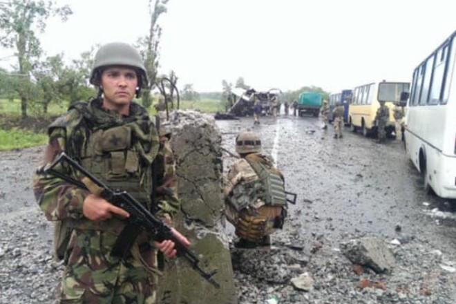 Склоним головы. Находясь в окружении, поднялся с пулеметом в полный рост