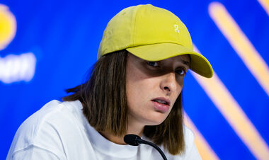 ВИДЕО. «Хотите ли вплести бусины в волосы?» Свентек резко отреагировала