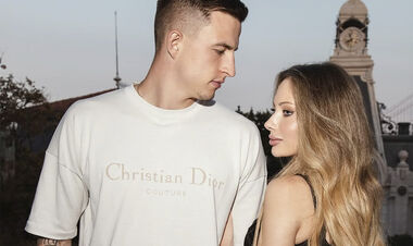 ФОТО. Голкіпер збірної України поділився ефектними кадрами з блондинкою