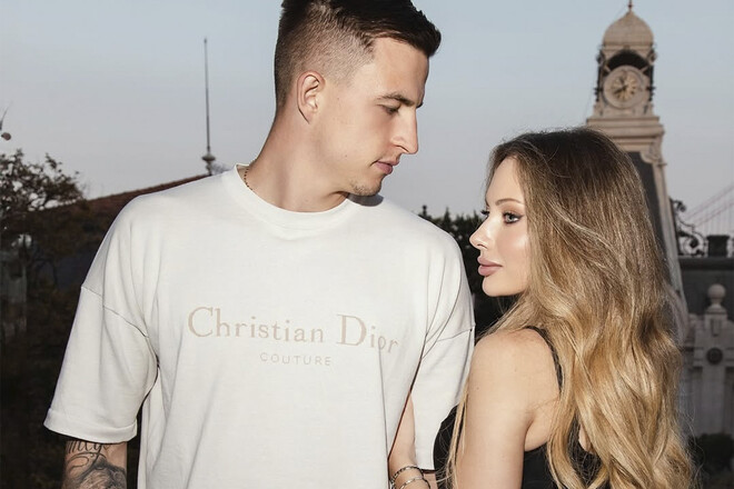 ФОТО. Голкіпер збірної України поділився ефектними кадрами з блондинкою