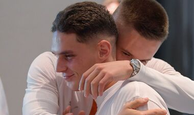 ФОТО. Эмоциональное прощание. Судаков пожал руки и обнял игроков Шахтера