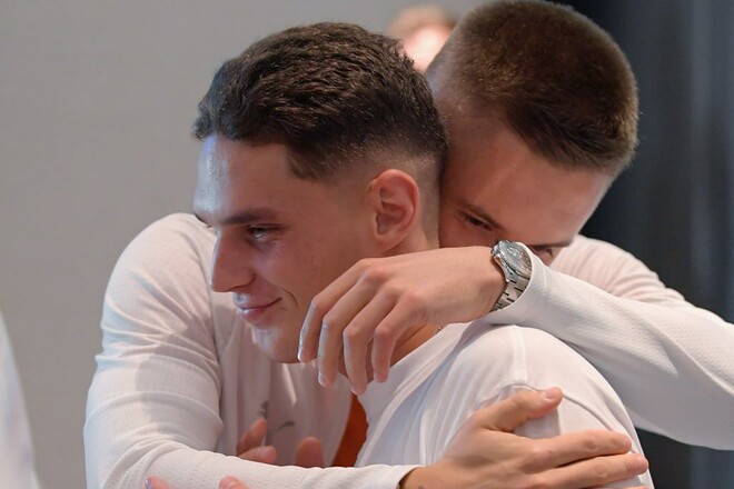 ФОТО. Эмоциональное прощание. Судаков пожал руки и обнял игроков Шахтера