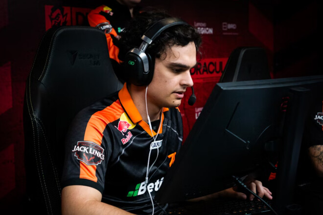 fnatic продолжают серию побед и вышли в топ-8 BLAST