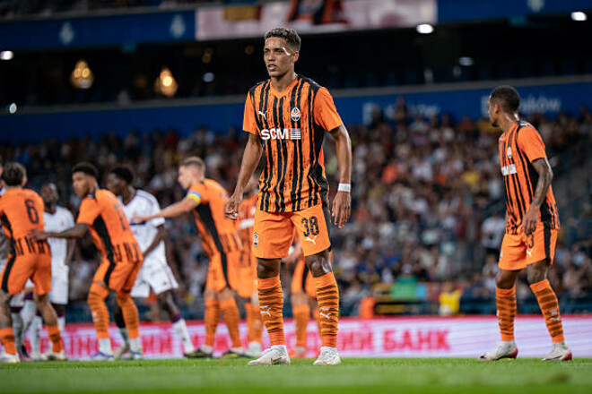 ВИДЕО. Педриньо после ошибки Шевченко удвоил преимущество Шахтера