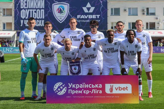 ФОТО. Фанати ЛНЗ підтримали Драмбаєва, батько якого загинув у ДТП