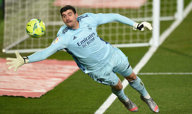 Реал не позволяет этого сделать. Вратарь решил перейти в другой вид спорта