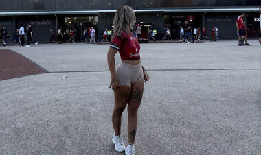 ФОТО. На матч Манчестер Юнайтед не пустили голу модель