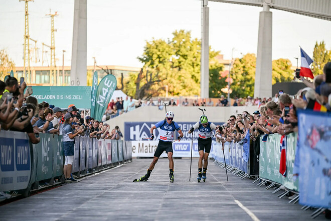 Не радуйся, пока не финишировал. Перро проучил Фийона-Майе на City Biathlon