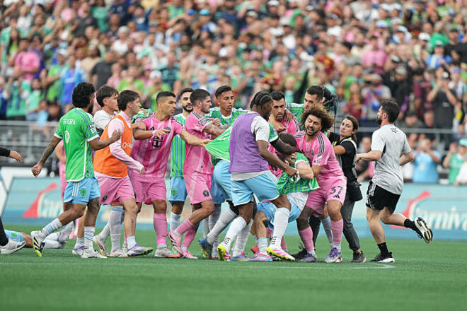 ВИДЕО. Месси наблюдал. Драка игроков Интер Майами и Сиэтл Саундерс