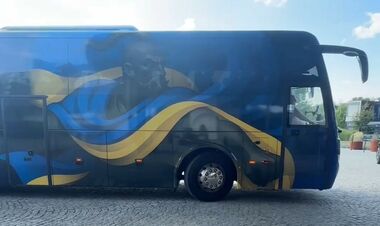 ВИДЕО. Сборная Украины приехала в Польшу новеньким автобусом