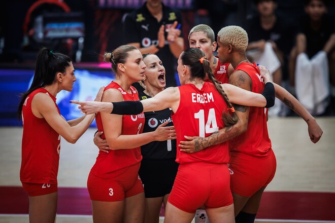 Чемпионы Европы вырвали последнюю путевку в 1/4 финала ЧМ по волейболу