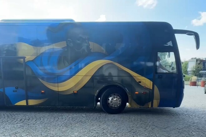 ВІДЕО. Збірна України приїхала до Польщі новеньким автобусом