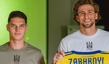 ВИДЕО. Ребров вручил Судакову и Забарному памятные футболки