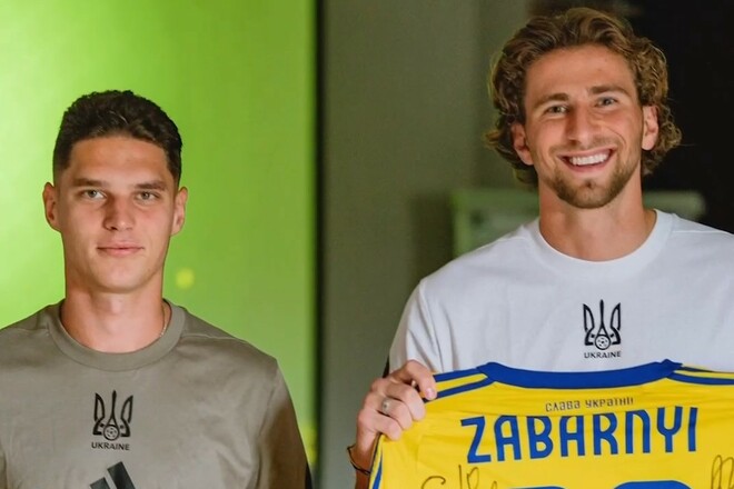 ВИДЕО. Ребров вручил Судакову и Забарному памятные футболки