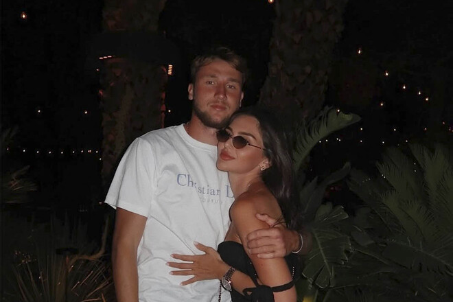 ФОТО. До Ваната вже прилетіла його дівчина з України. Перший кадр із Жирони