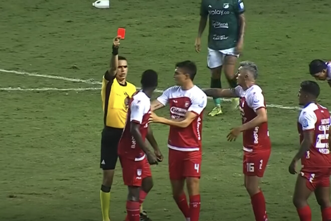 Вместо объятий – удаление. Футболисты Санта-Фе сошлись лбами после гола