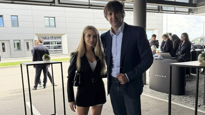 ФОТО. Як футболісти Динамо відзначили чемпіонство. В автосалоні Porsche