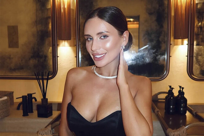 Photo. The girl's debutant of Ukraine showed gorgeous breasts
