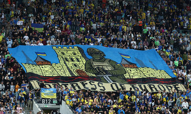 ФОТО. Фанати збірної України розгорнули величезний банер «Фортеця Європи»