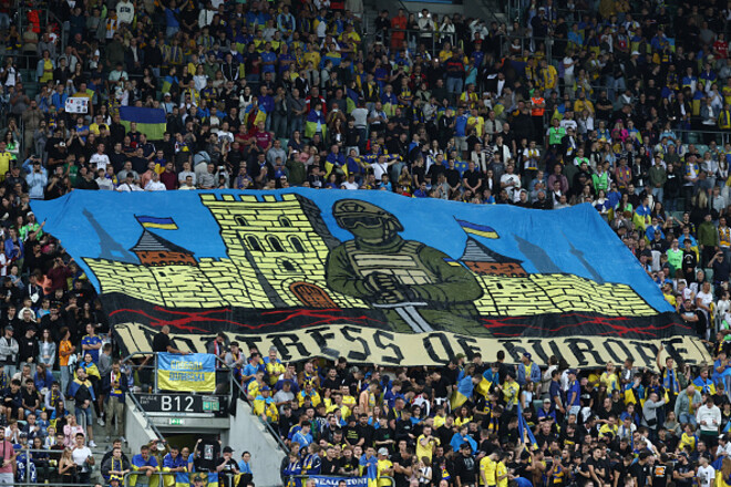 ФОТО. Фанати збірної України розгорнули величезний банер «Фортеця Європи»