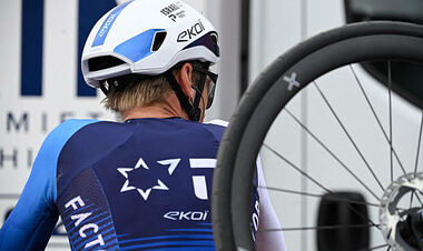 Вуэльта Испании 2025. Одна из команд сменила форму. Названа причина