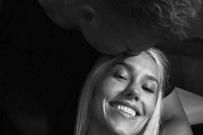 ФОТО. Футболист Динамо засветился в компании роскошной блондинки