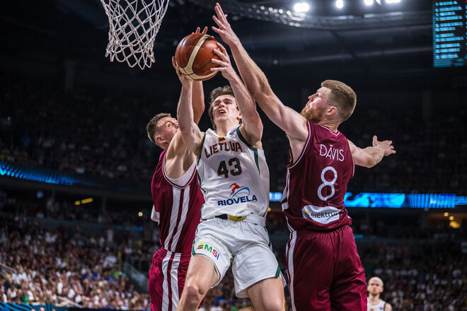 Евробаскет-2025. Хозяева покидают турнир. Латвия уступила Литве