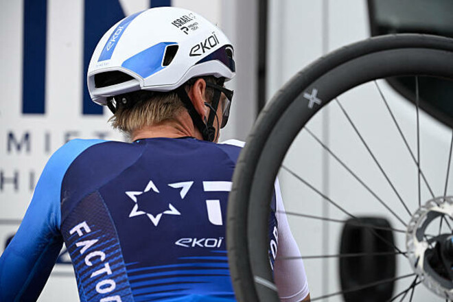 Вуэльта Испании 2025. Одна из команд сменила форму. Названа причина