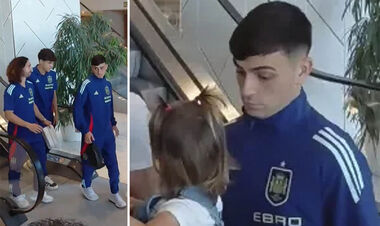 ВІДЕО. Гравець Барси опинився в незручній ситуації. Його реакція розсмішила