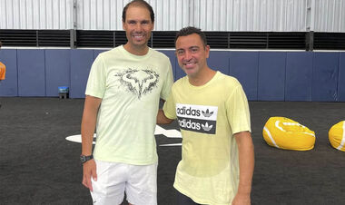 ФОТО. Хави встретился со зведным болельщиком Реала и поблагодарил его