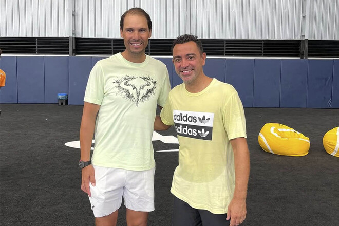 ФОТО. Хаві зустрівся із зірковим уболівальником Реала і подякував йому